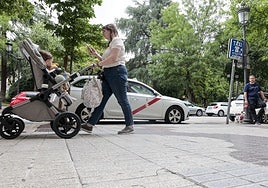 Taxi estacionado en la avenida de España de Cáceres.