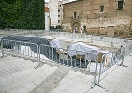 Zona de termas, junto al jardín vertical, cubiertas con lonas hasta que se actúe para su exposición.