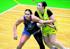 Victoria Michel y Yasmine Stafoui pelean por un balón.