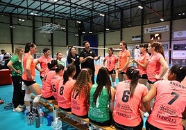 Pablo Alonso da instrucciones a sus jugadoras en un tiempo muerto.