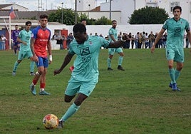 Karim Abubakar se dispone a tirar a puerta en el partido del Badajoz ante el Pueblonuevo.