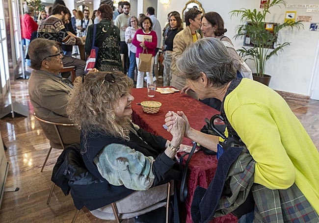 Gioconda Belli saluda a una lectora con Sergio Ramírez a su lado.