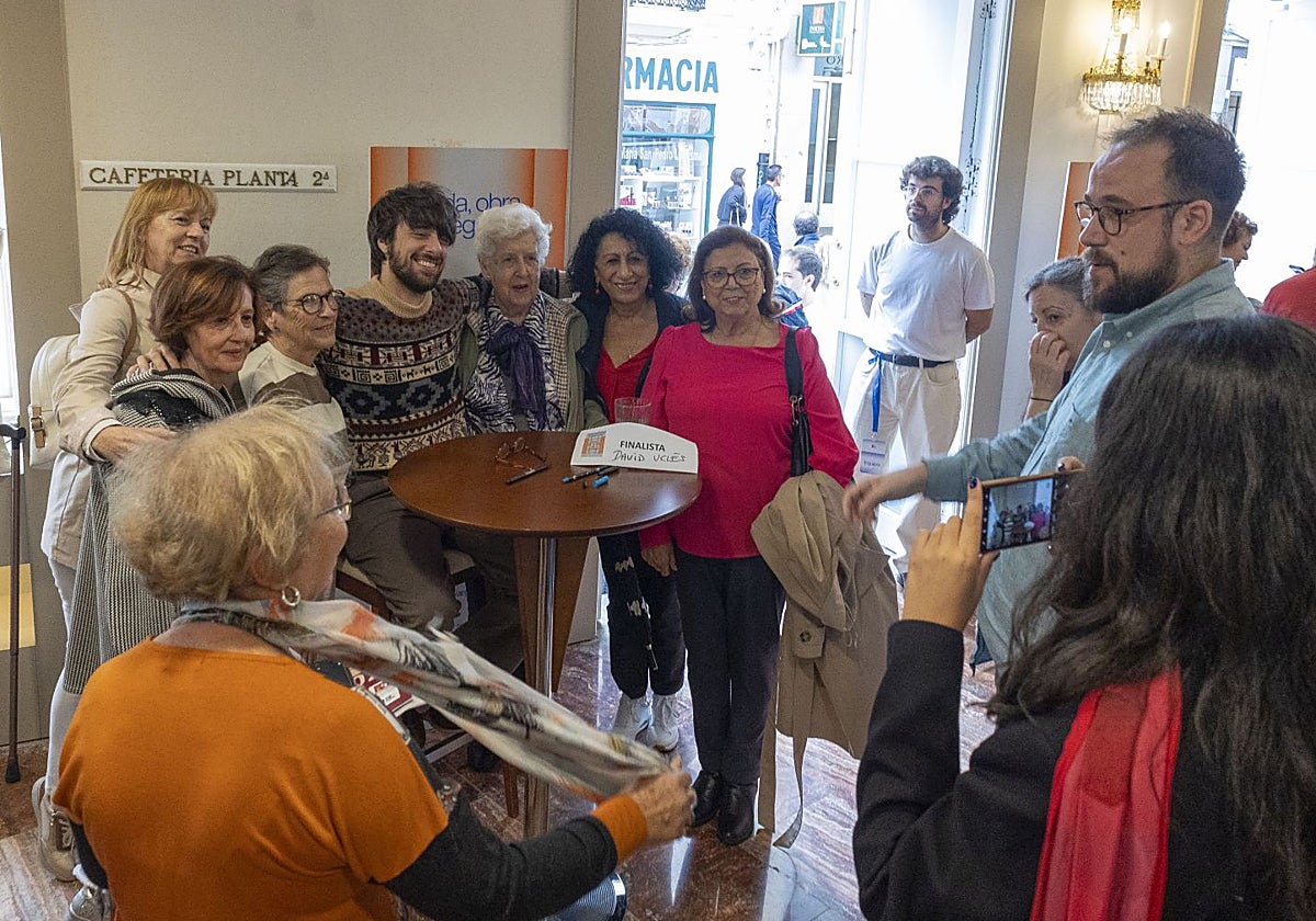 David Uclés se hace fotos con un grupo de lectoras en la firma de este sábado en el Gran Teatro.