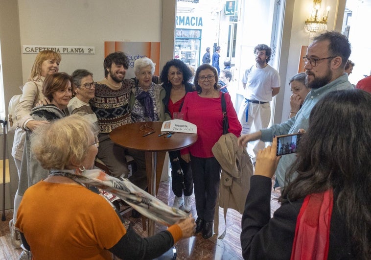 David Uclés arrasa en la firma de los libros finalistas de la Bienal Vargas Llosa, que se falla hoy en Cáceres