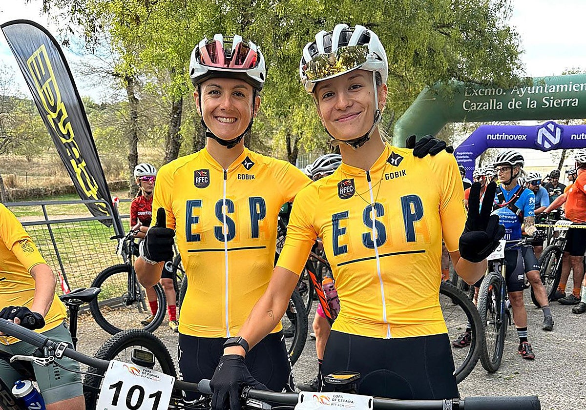Natalia Fischer y María Reyes Murillo con sus maillots amarillos que les acredita como ganadoras de la Copa de España.