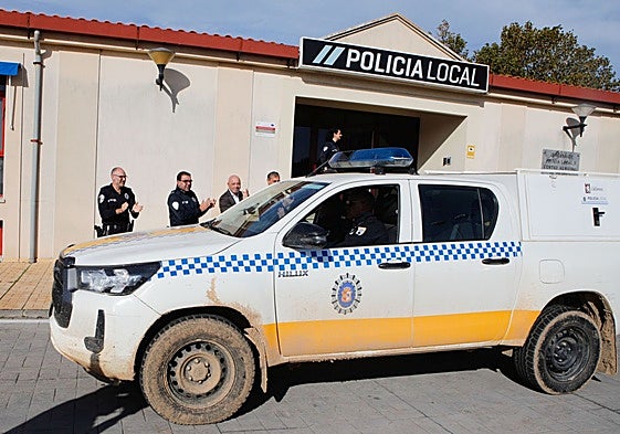 Vehículo de la Policía Local de Cáceres estacionado a las puertas de la comandancia.