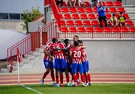 Los jugadores del Don Benito celebran uno de los dos goles de Higor Rocha.