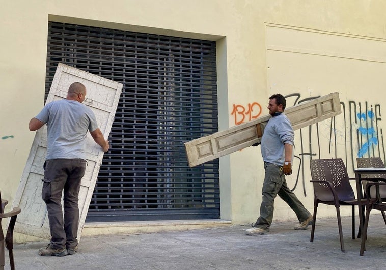 Empiezan los trabajos previos para hacer siete pisos turísticos en el edificio Pintores-Moret de Cáceres