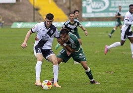 Oussama El Goumiri trata de llevarse el balón en el duelo ante el Ourense.