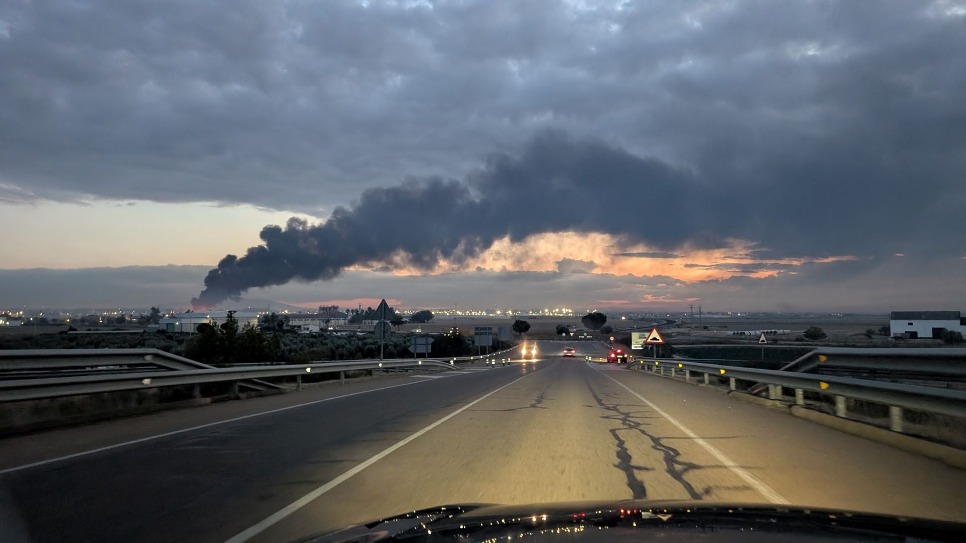 Así ha sido el incendio en el polígono industrial de Don Benito