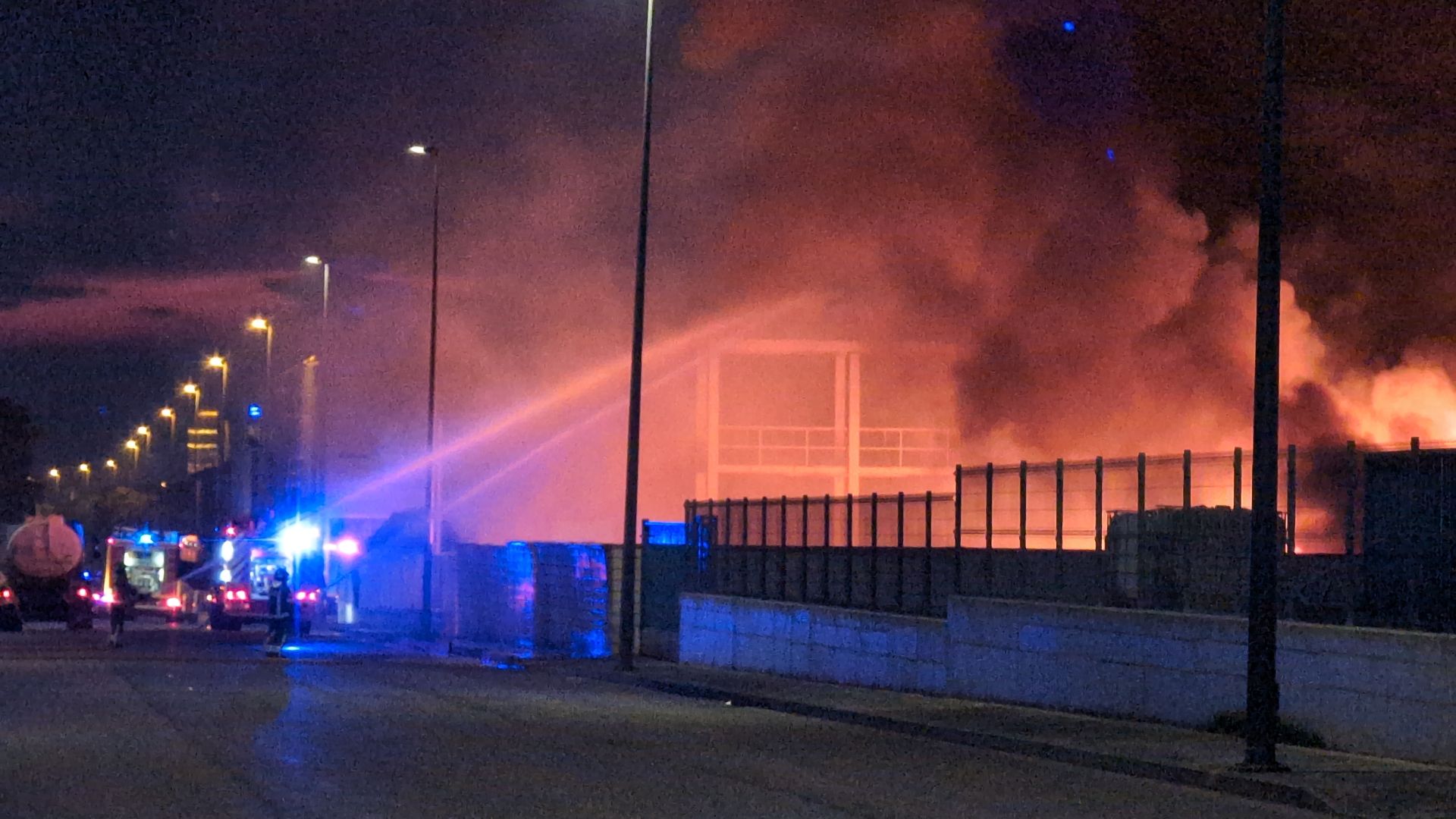 Así ha sido el incendio en el polígono industrial de Don Benito