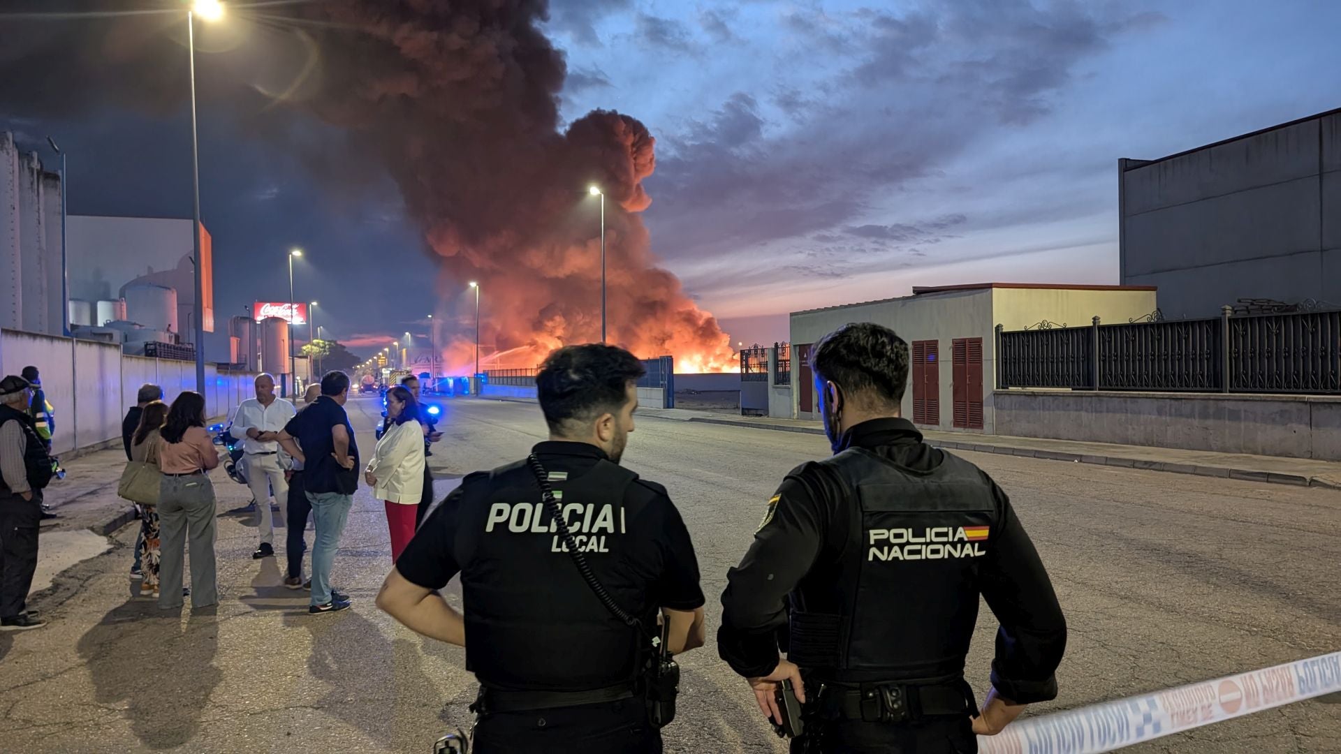 Así ha sido el incendio en el polígono industrial de Don Benito