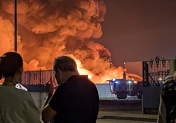 Labores de extinción de los bomberos.