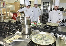 Alumnos del grado medio de hostelería del IES San Fernando de Badajoz.