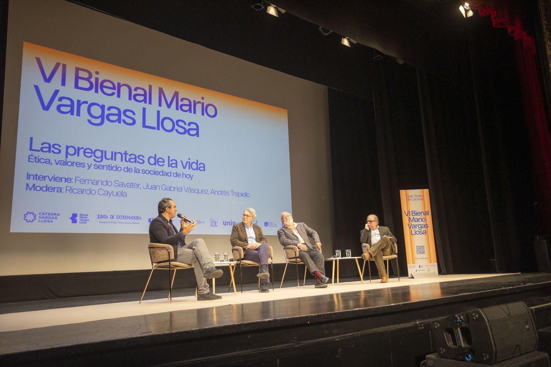 Uno de los 18 debates de la VI Bienal Vargas Llosa.