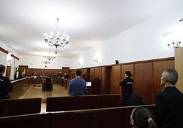 Alan, una de las víctimas escucha la sentencia y mira al condenado.