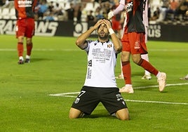 Chiqui se lamenta de una ocasión fallada en el choque ante la Ponferradina.