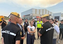 La presidenta extremeña, María Guardiola, y el delegado del Gobierno, José Luis Quintana, este verano durante los incendios que afectaron al norte de Extremadura.