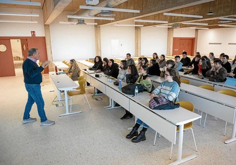 La Facultad de Medicina solicita dinero al Gobierno para mantener las plazas que oferta
