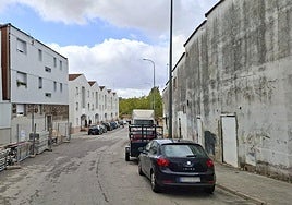 Los locales que se van a rehabilitar y que se encuentran en muy mal estado se ubican frente a las traseras de pisos sociales recién rehabilitados.