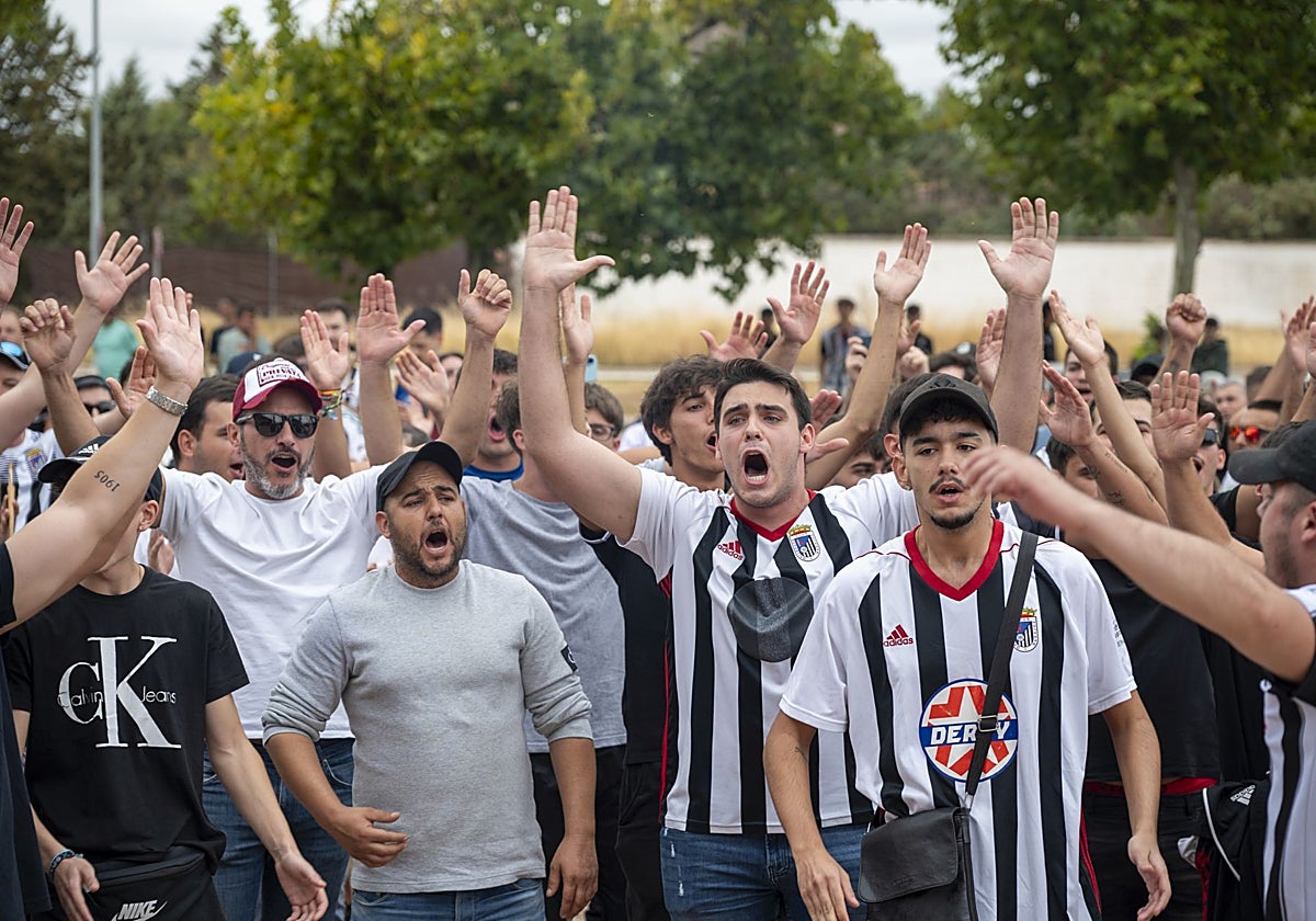 La afición del Badajoz muestra su indignación en el exterior del Nuevo Vivero al no disputarse el partido ante el Azuaga.