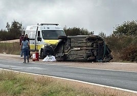 Ambulancia del Servicio de Extremeño de Salud en el lugar del siniestro vial de la N-523.