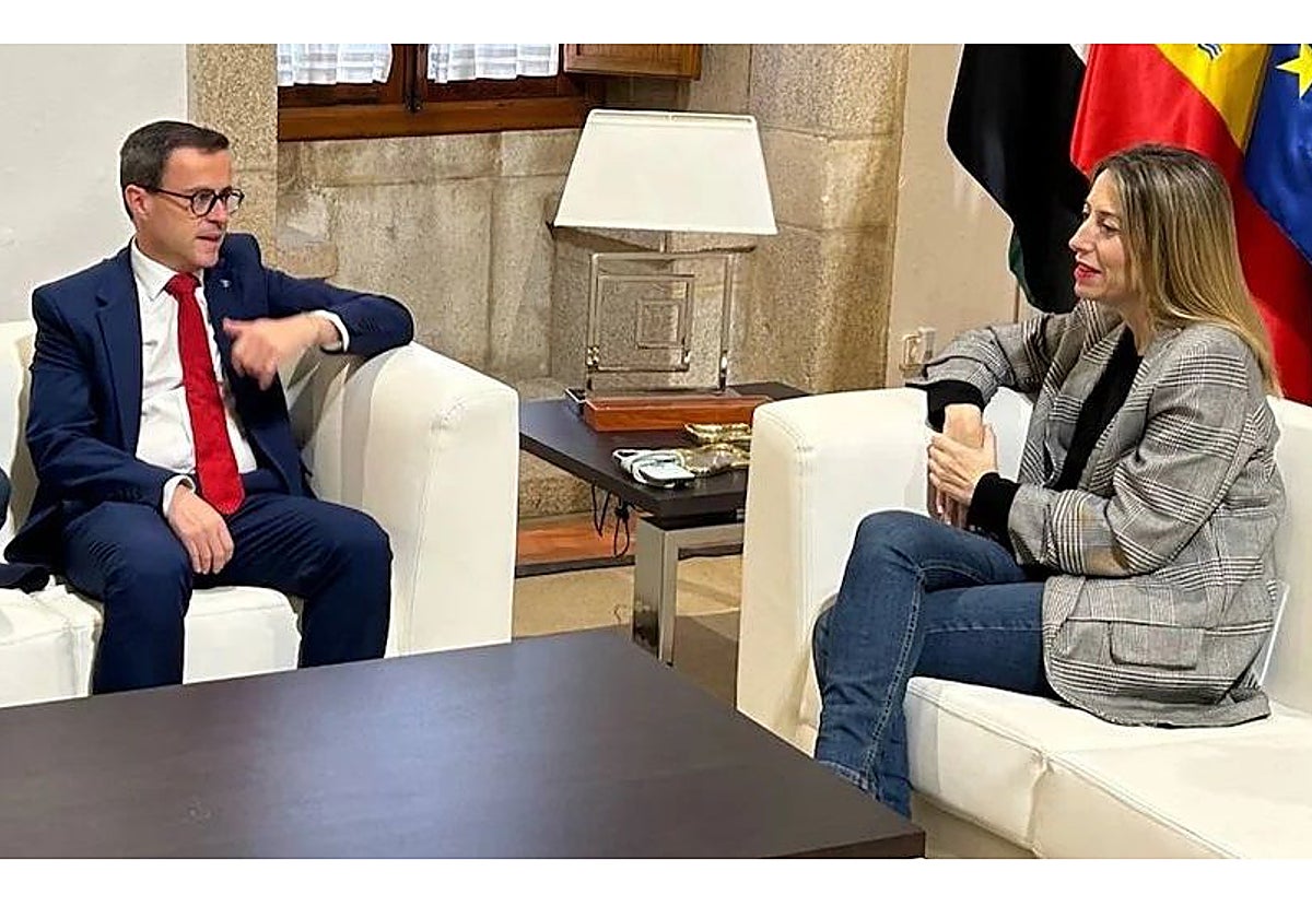Miguel Ángel Gallardo y María Guardiola, reunidos el primero en representación de la Diputación de Badajoz y ella como presidenta de la Junta.