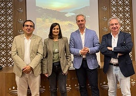Foto de grupo durante la presentación de las ayudas.
