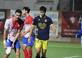 Manu Rivas cabizbajo en el duelo ante el Navalcarnero.