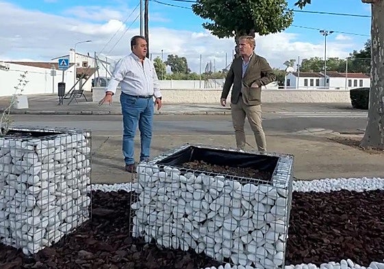 El alcalde pedáneo Pedro Martín visita junto al regidor Ignacio Gragera actuaciones recientes en Balboa.