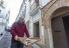 Byron Orme muestra los restos desprendidos de su balcón, que ha recibido un impacto de un vehículo de grandes dimensiones recientemente.