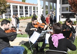 Imagen de archivo de la actuación en el cementerio.