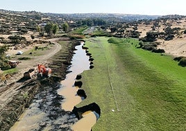 Labores de limpieza de lodos en el embalse de La Culebra de Valencia del Ventoso.