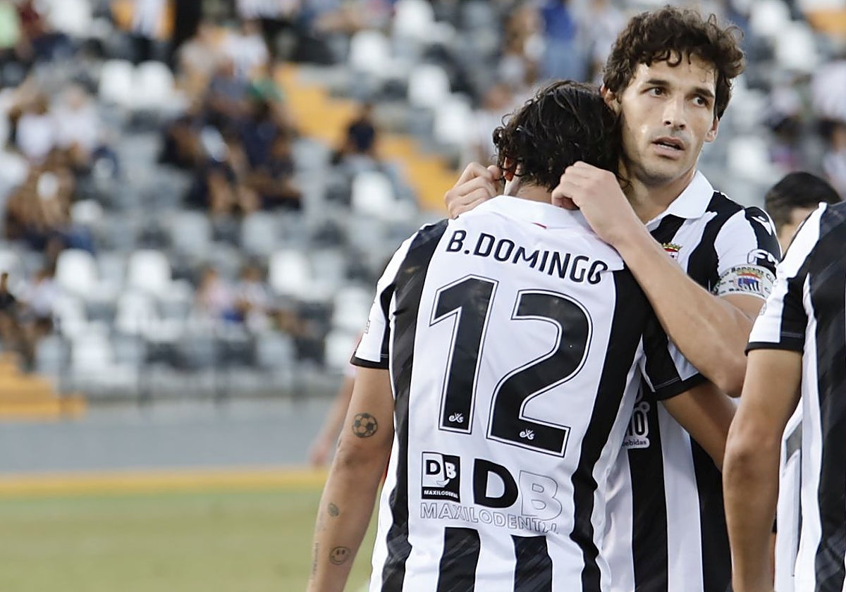 Fran Miranda celebra un gol con Borja Domingo.