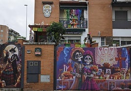 Fachada ataviada con iconografía del Día de Muertos mexicano en la calle Orden de La Mesta, en la barriada de El Prado.