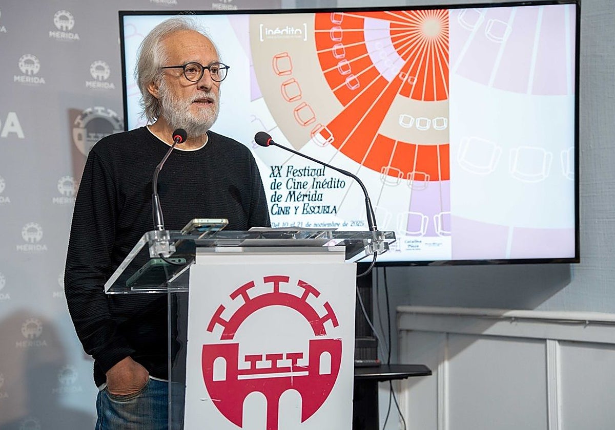 Ángel Briz, director del Festival de Cine Inédito de Mérida, en la presentación de la sección Cine y Escuela.