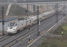 Tren Alvia circulando por la nueva línea de alta velocidad en el entorno de Mérida.