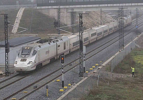 Tren Alvia circulando por la nueva línea de alta velocidad en el entorno de Mérida.