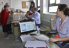 Dos personas votan en un colegio electoral en Mérida.