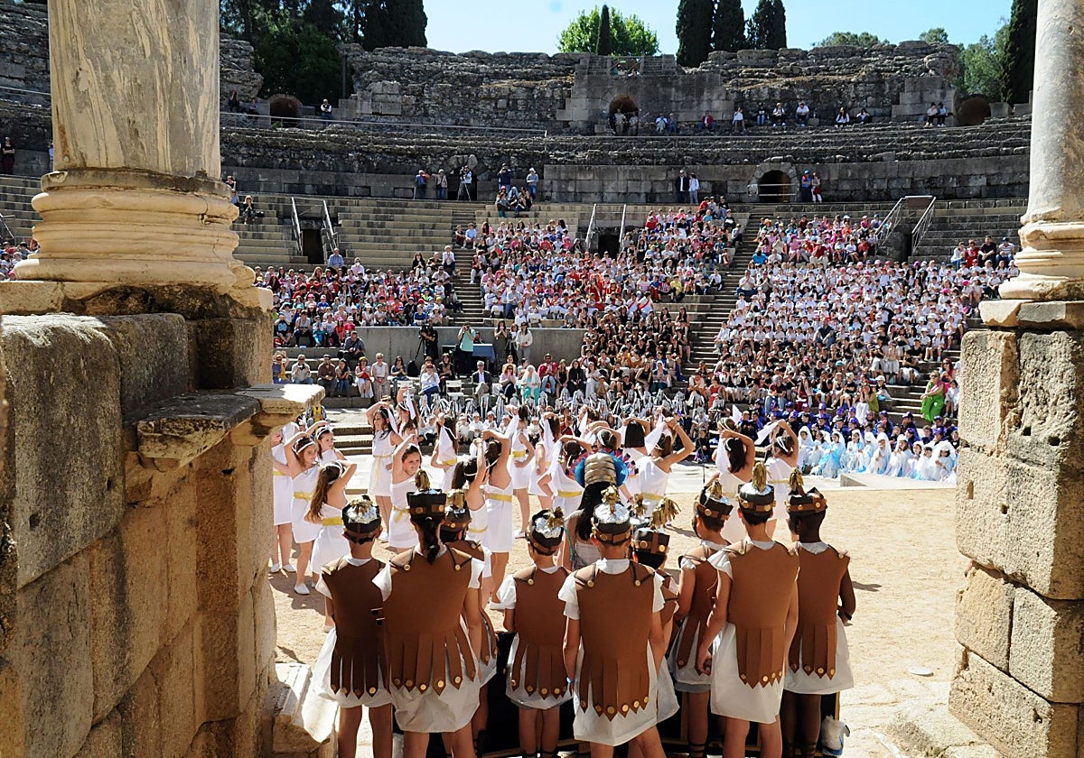 Escolares en la representación final en el Teatro dentro del programa 'La escuela adopta un monumento'.