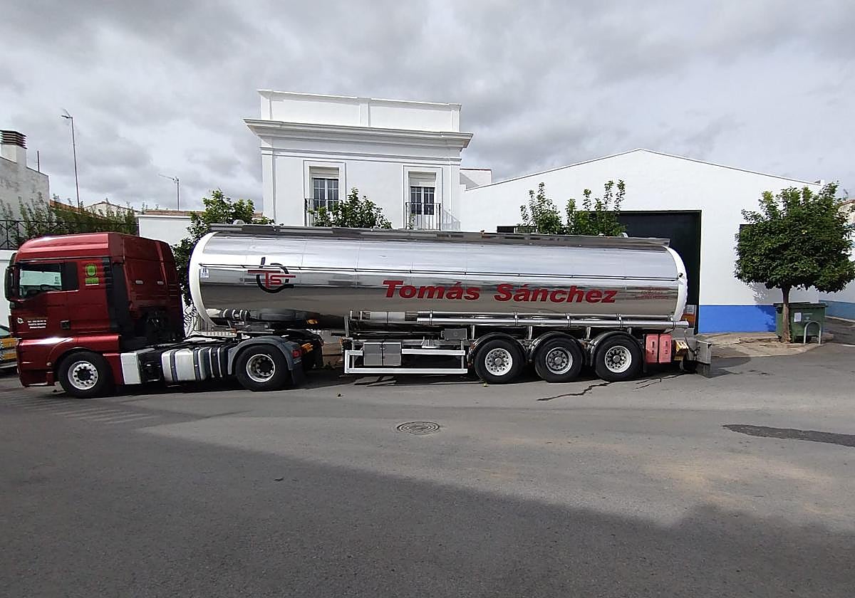 Camión cisterna llenado en Medina de las Torres para suministrar agua a los vecinos de Valencia del Ventoso.