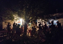 Imagen de una reunión en el espacio okupado de la Ribera del Marco La Muela, que sigue activo pese a la orden de desalojo municipal.