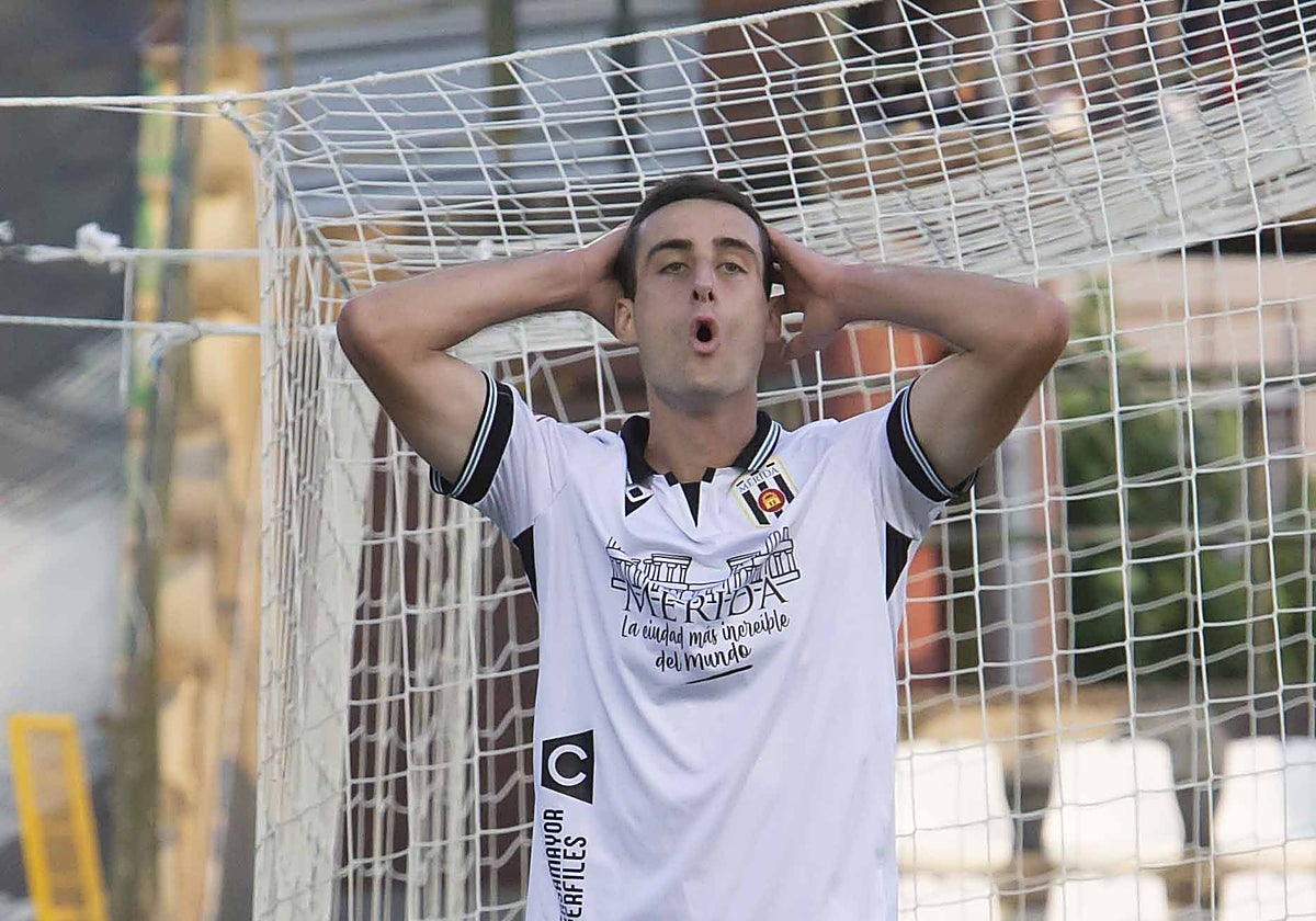 Álvaro García se lamenta de una ocasión errada ante la Ponferradina.