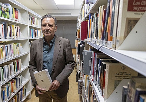 Basilio Sánchez presentó el jueves su nueva obra, 'El buen lugar' en la Biblioteca de Cáceres.