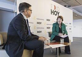 José Orantos, director de HOY, y Soledad Núñez, subgobernadora del Banco de España, durante la conversación que mantuvieron en el Foro HOY.