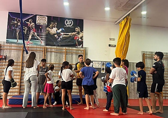 Los monitores, con los niños en una actividad del club de ocio socioeducativo.