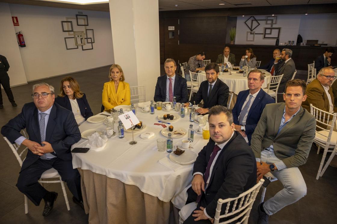 Fernando Mena, María Frutos, Toñi Lázaro, Miguel Ángel Cordero, Juan Alfredo Pinna, José María Palacio, Antonio Cortés y Sergio Muñoz.