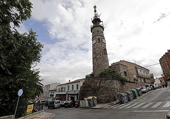 Torre del reloj, situada en la plaza de Antonio Canales de Cáceres.
