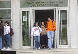 Varios alumnos en la Facultad de Formación del Profesorado de la UEx, en Cáceres.
