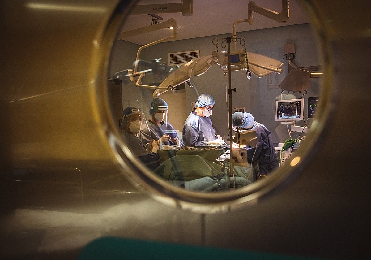 Intervención quirúrgica en un hospital de la región en una imagen de archivo.